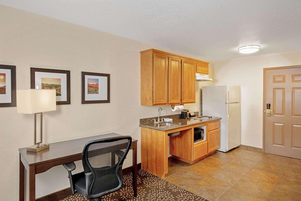 La Quinta Inn & Suites by Wyndham Las Vegas Red Rock photo 14