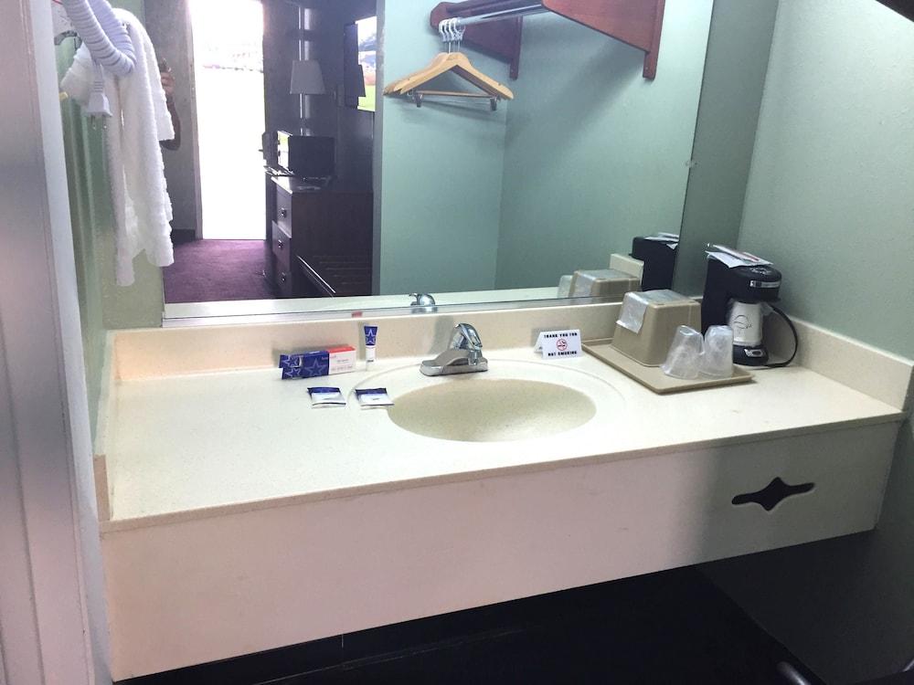 Americas Best Value Inn Manchester, TN photo 12