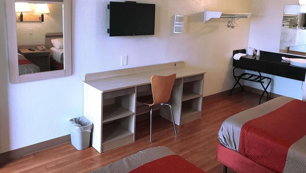 Super 6 Inn & Suites Baton Rouge photo 14