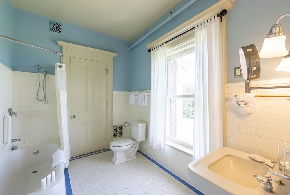 White Springs Manor a Belhurst Property photo 46