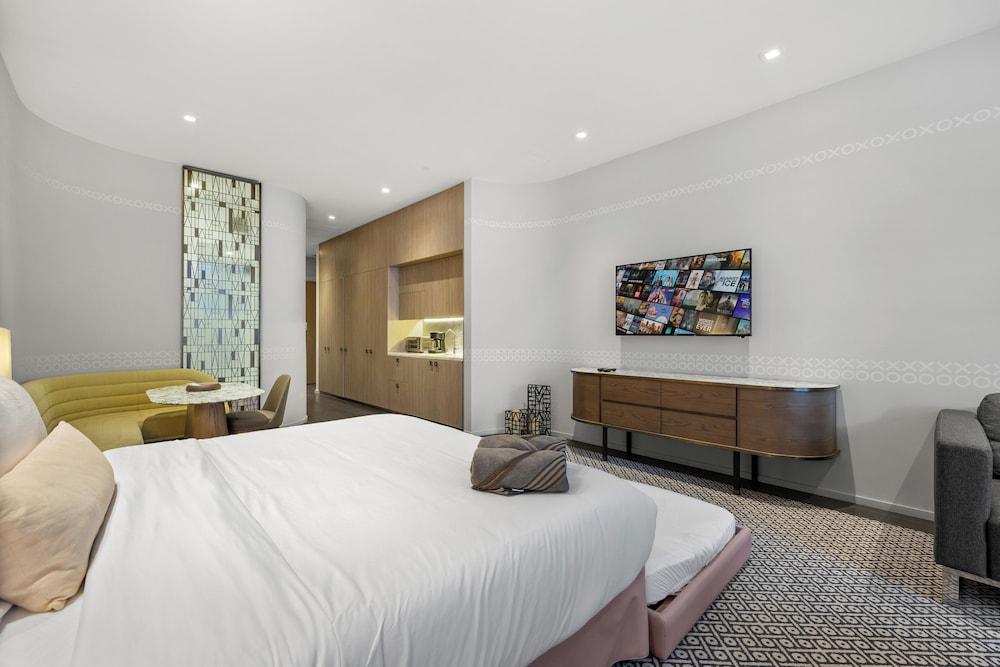 SLS Lux King Suite photo 11