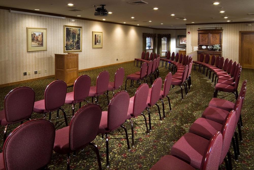 Carlisle Inn Sugarcreek photo 18