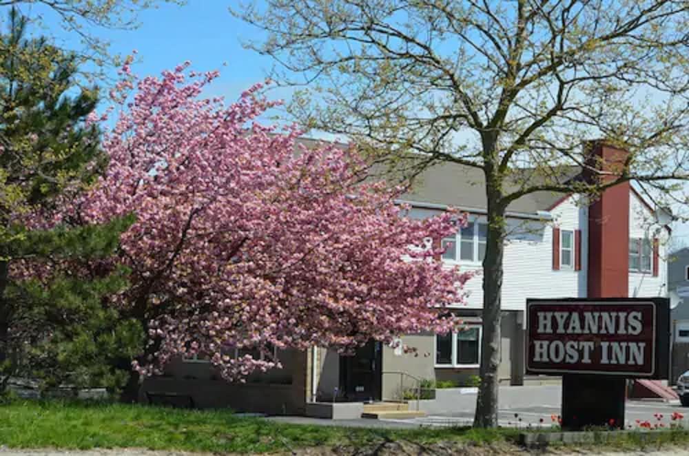 Hyannis Host Inn photo 1