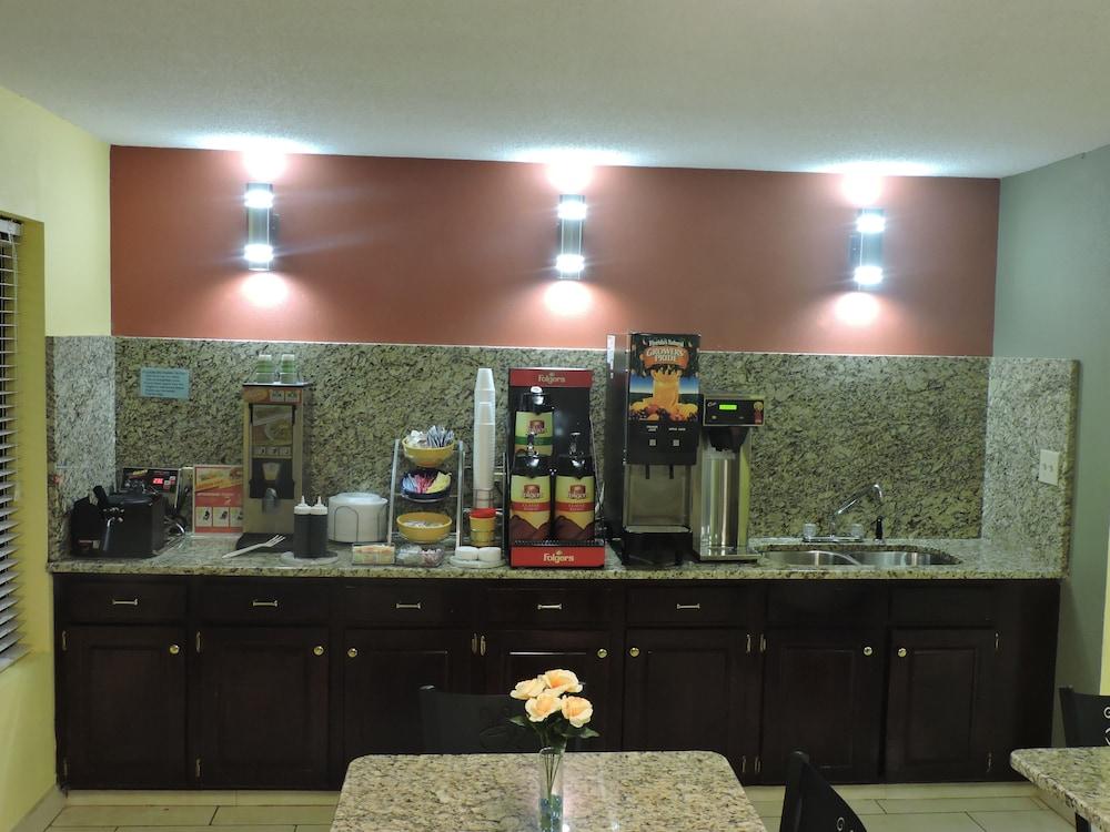 Days Inn by Wyndham Conover-Hickory photo 29