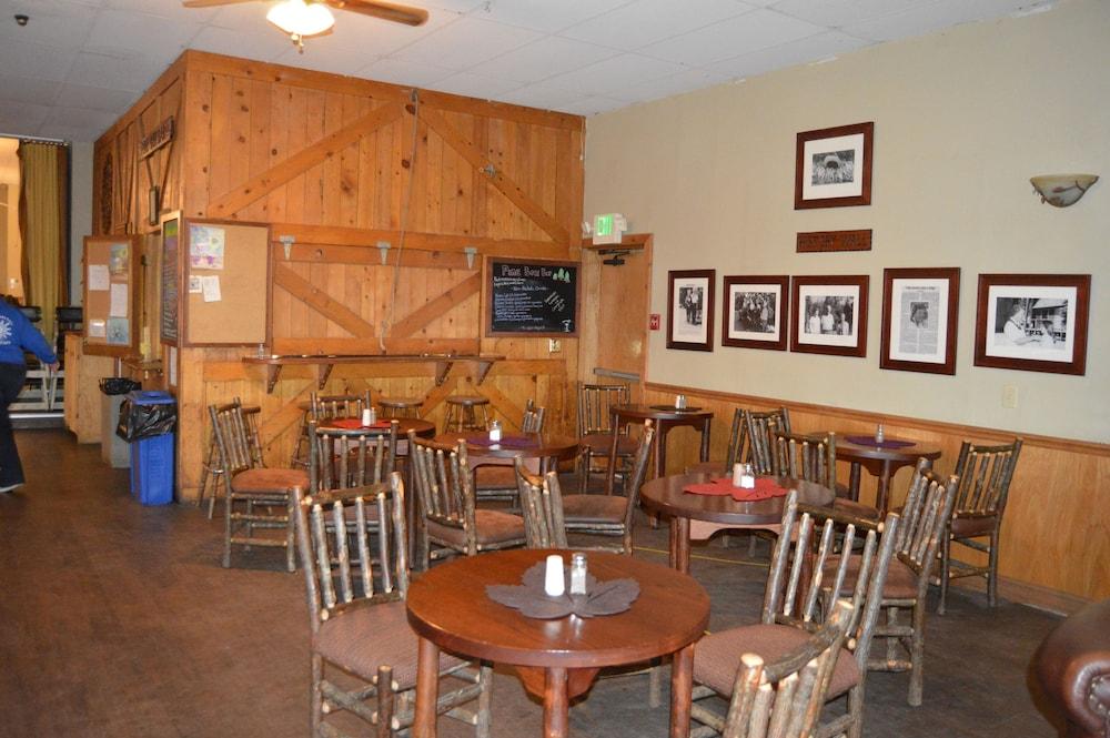 Montecito Sequoia Lodge photo 44