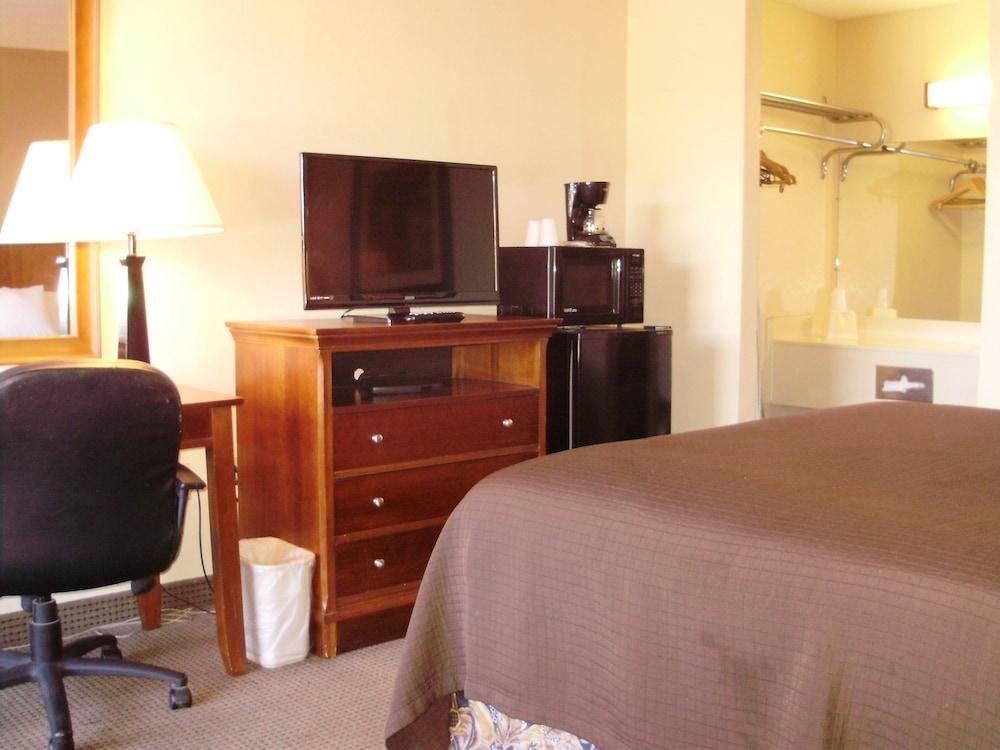 Trade Winds Central Inn photo 9