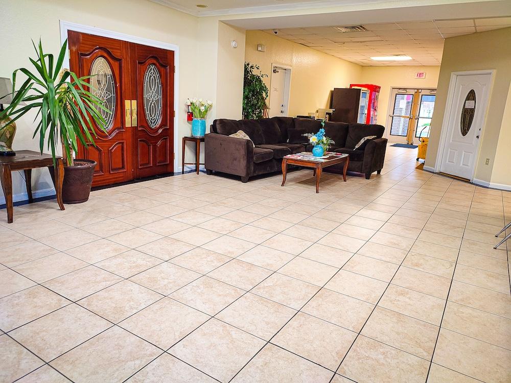 Clover Inn & Suites photo 18