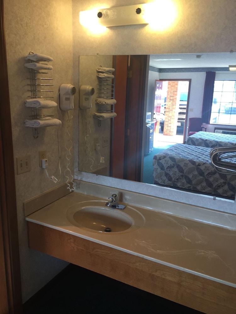 Americas Inn photo 28
