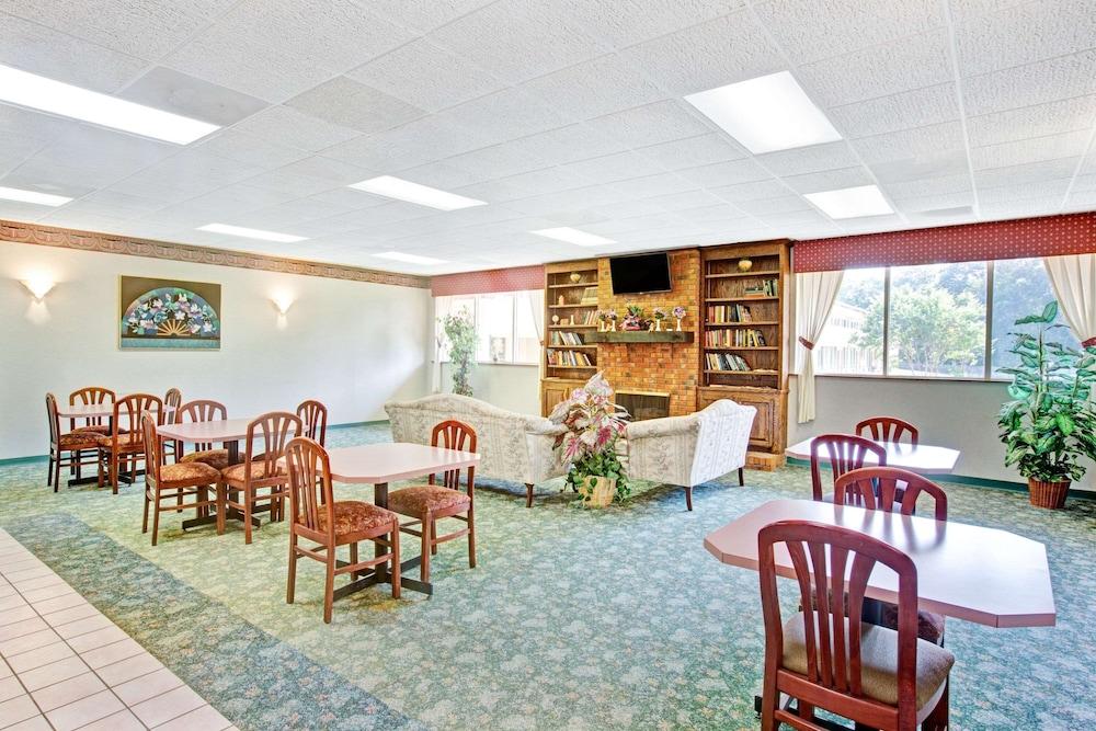 Super 8 by Wyndham Gaffney photo 17