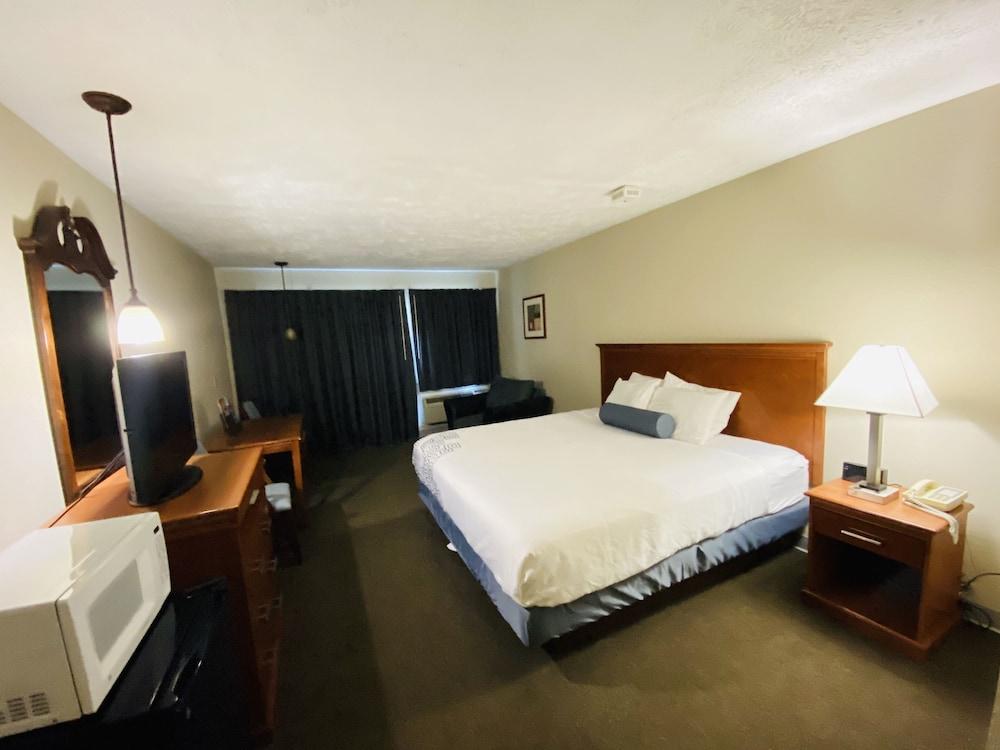 Fleetwood Inn & Suites photo 38