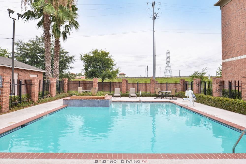 Holiday Inn Express Hotel & Suites San Antonio by IHG photo 55
