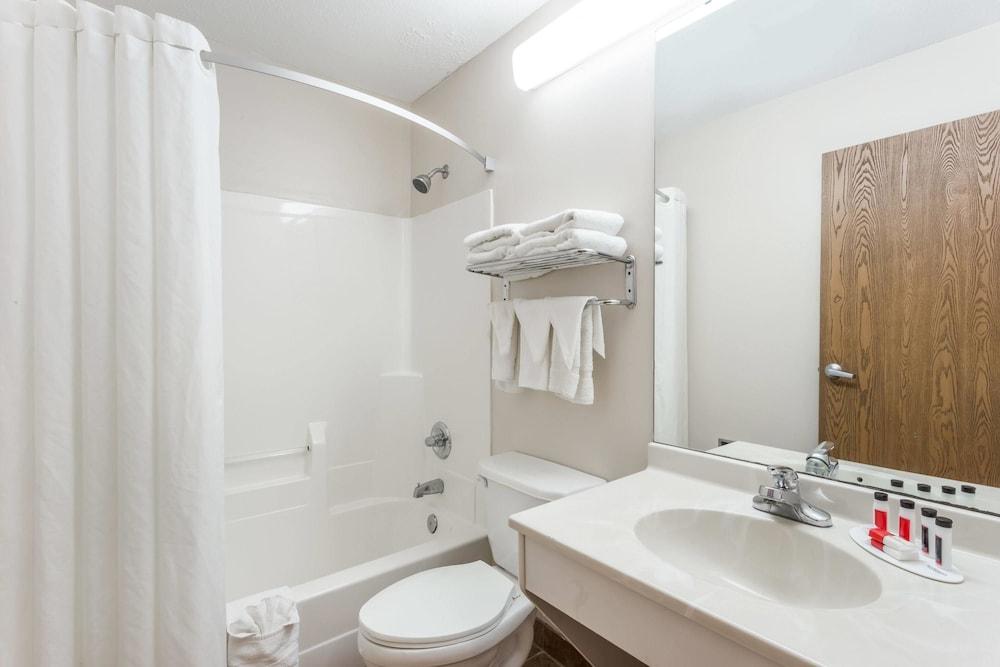 Baymont by Wyndham Anderson photo 21