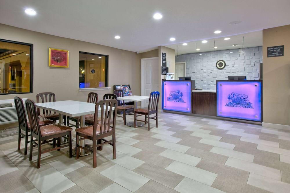 Super 8 by Wyndham Palestine — hotel in Palestine