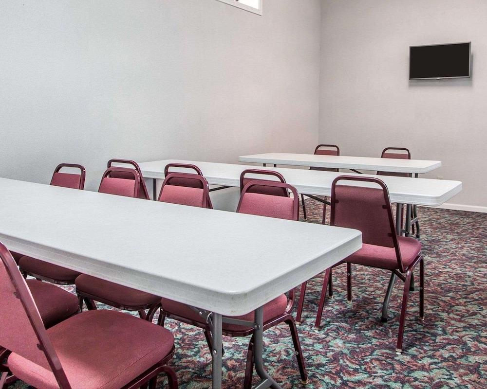Econo Lodge Jefferson City photo 24