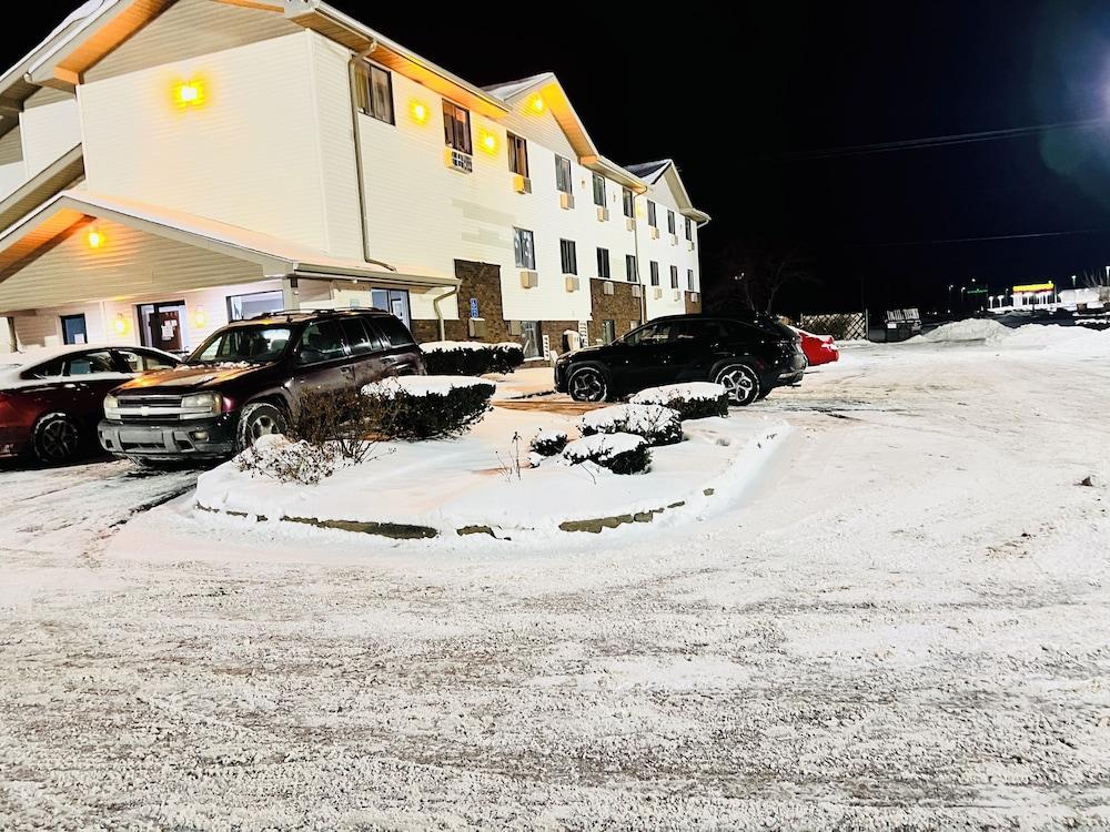 Super Inn by OYO Lansing MI photo 31
