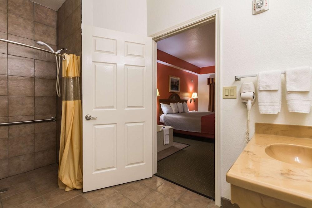 Motel 6 Alvarado, TX photo 21