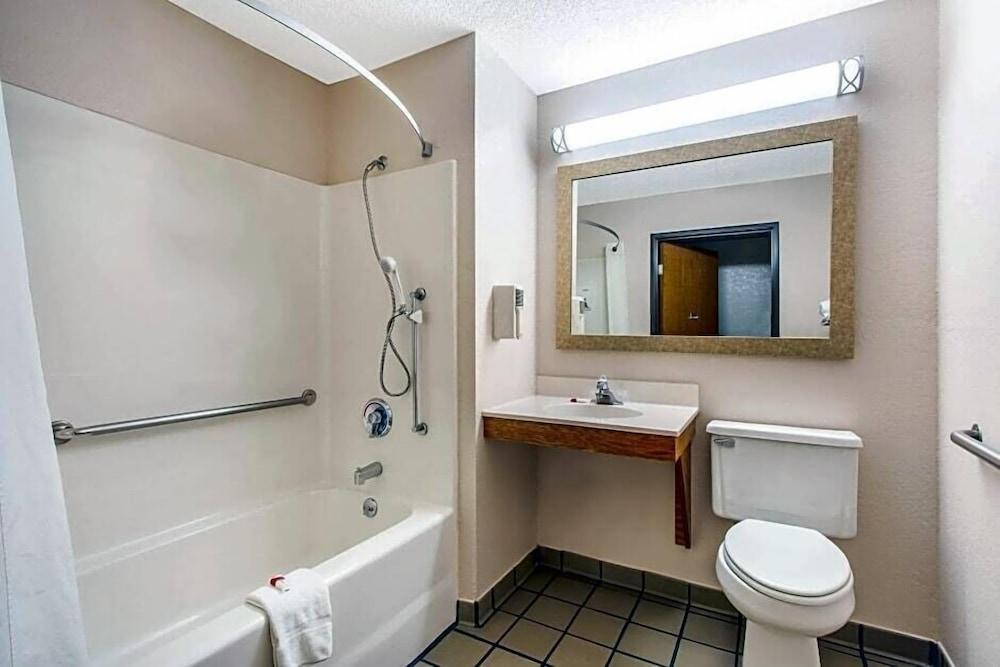 Quality Inn Lee - Lenox South photo 25