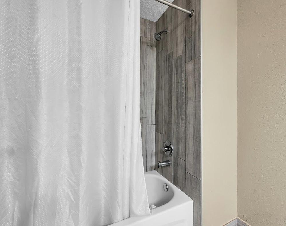 Quality Inn Roseville-Detroit North photo 9