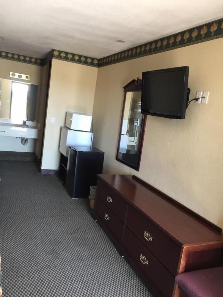 Economy Inn photo 5