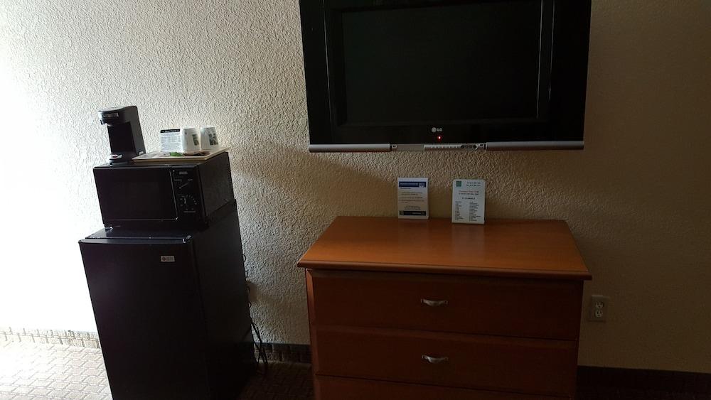Econo Lodge Tampa near Busch Gardens photo 3