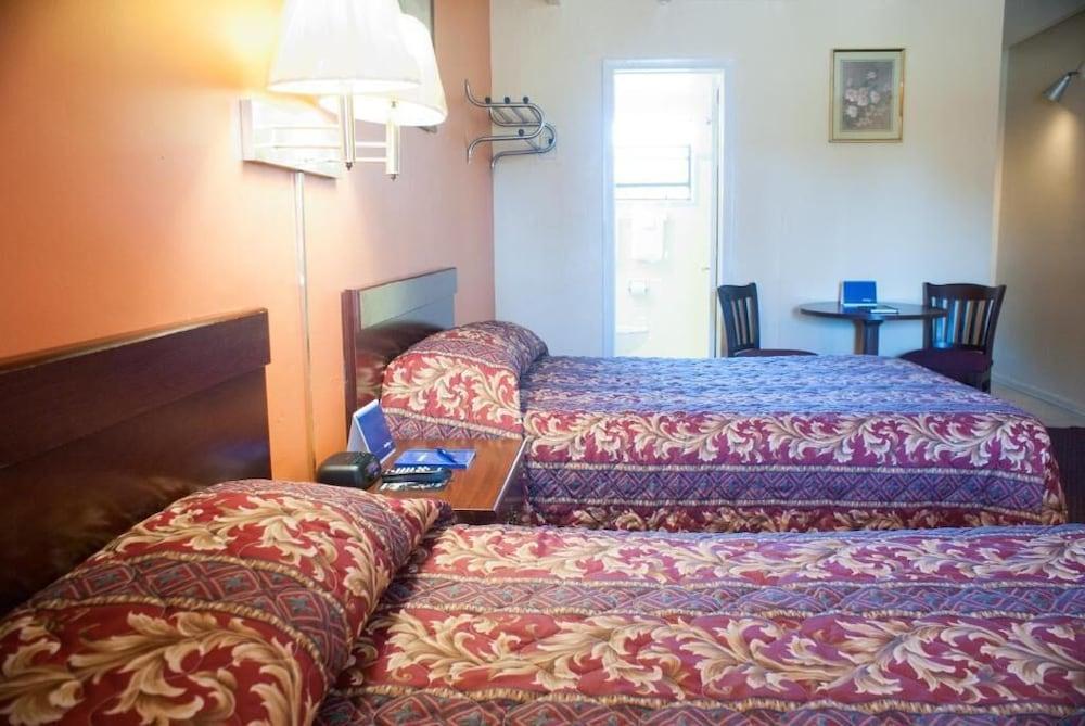 NASSAU HOLIDAY MOTEL photo 7