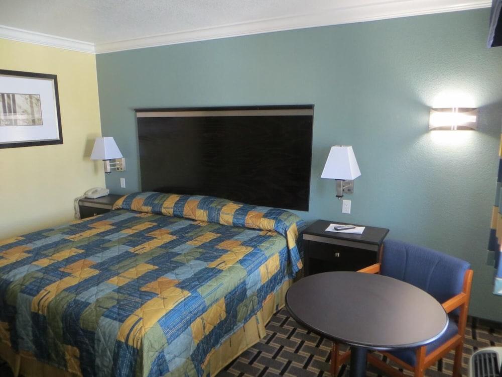 Hallmarc Inn photo 8