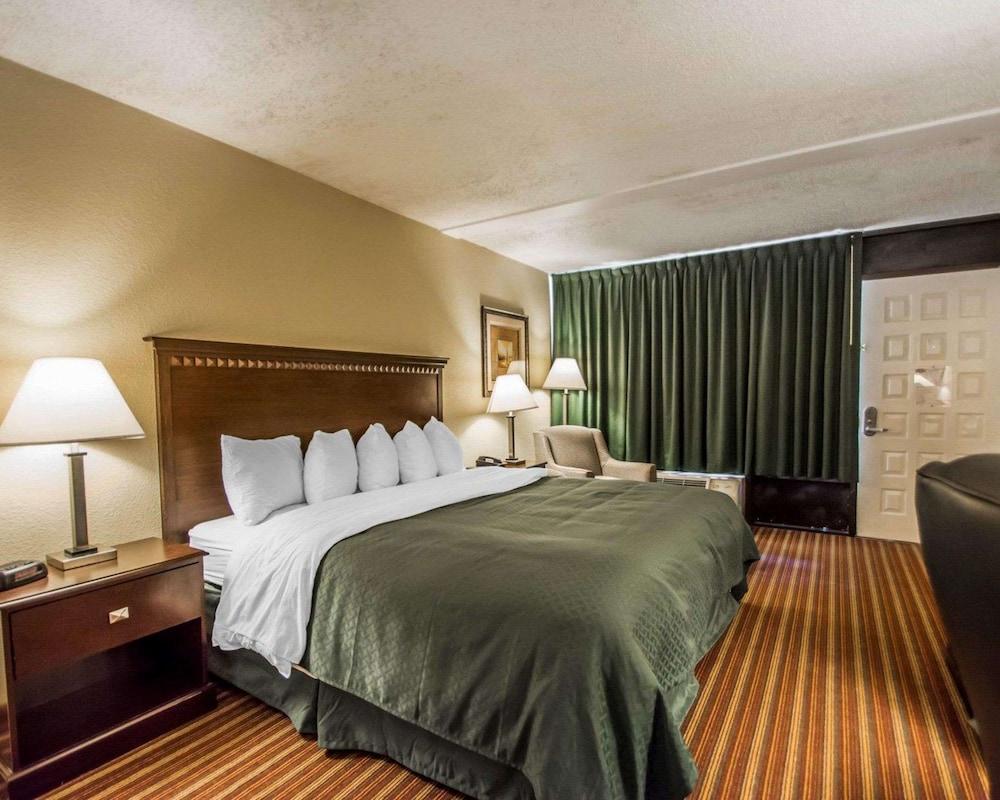 Quality Inn & Suites at Tropicana Field photo 9
