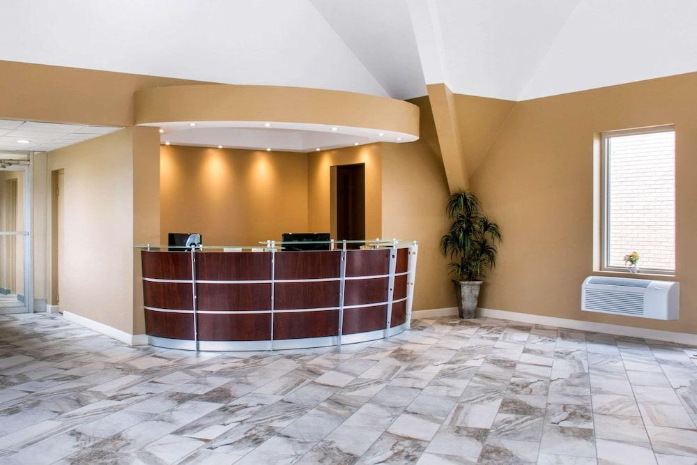 Econo Lodge Inn And Suites photo 2