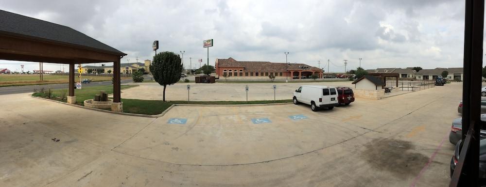 Pearsall Inn & Suites photo 29