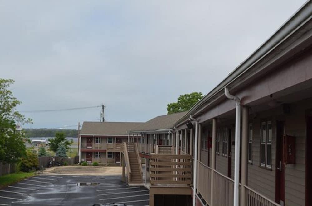 Hyannis Host Inn photo 11