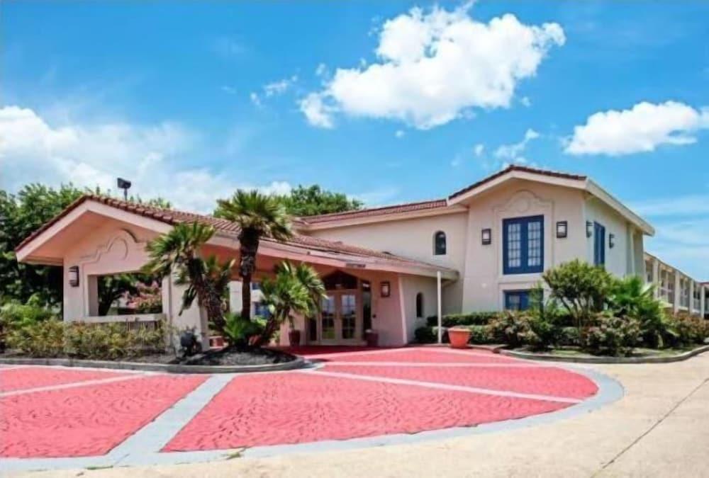 Scottish Inns and Suites Texas City, TX photo 1