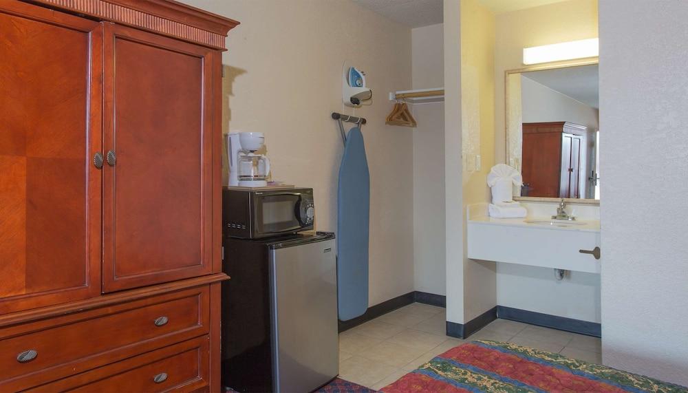 Studios and Suites 4 Less Battlefield Blvd photo 7