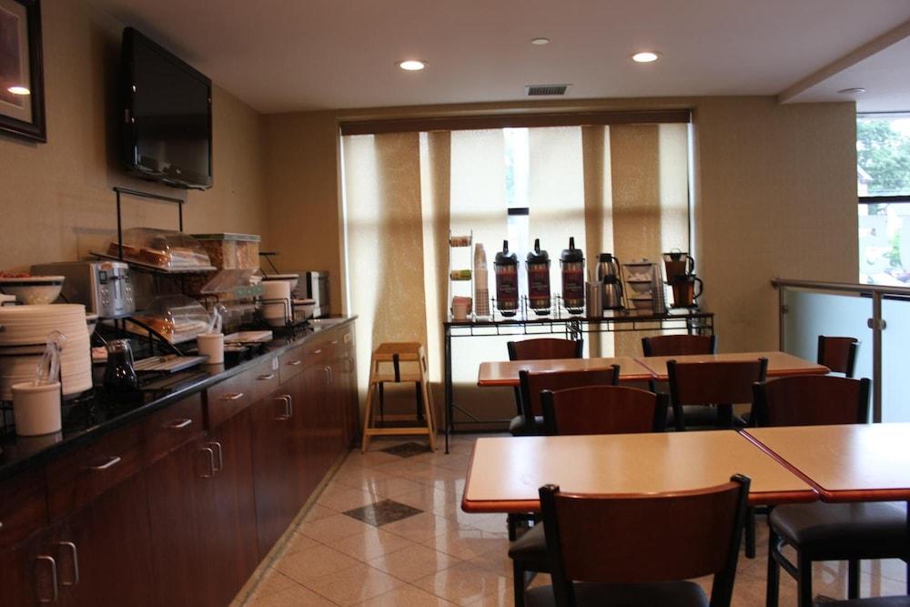 Bellerose Inn photo 35