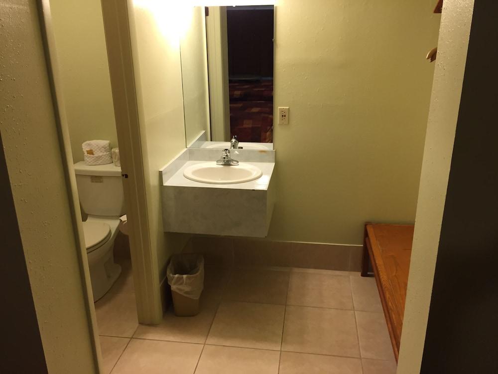 Sebring Inn photo 14