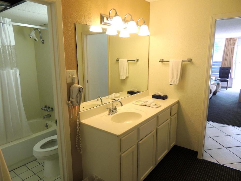 Carmel Inn & Suites photo 20