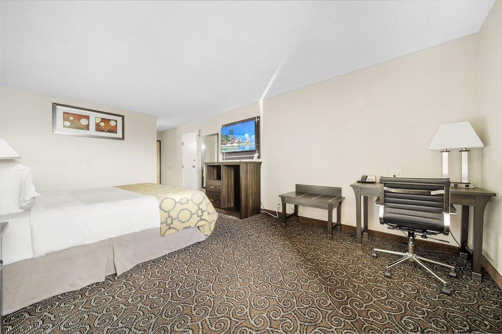 Baymont by Wyndham Muncie Near Ball State University photo 60