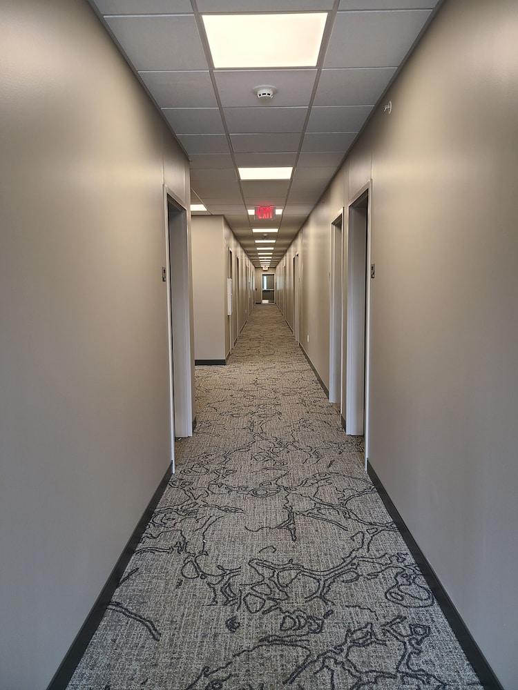 Hamburg Inn & Suites photo 24