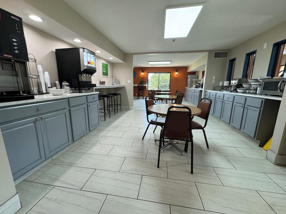 Western Inn and Suites photo 13