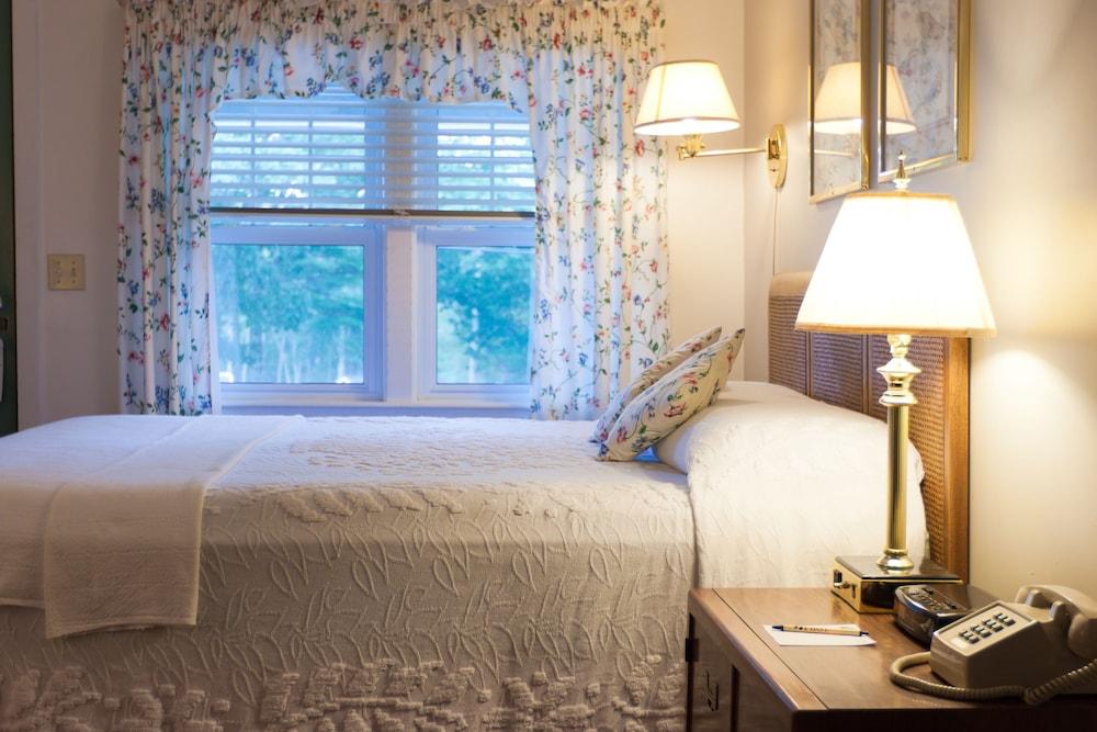 Mount Battie Inn photo 73