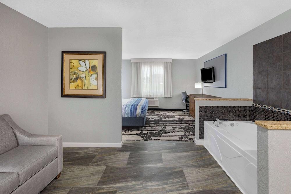 AmericInn by Wyndham Pella photo 16