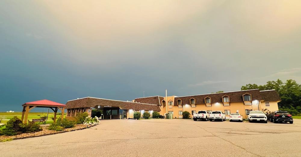 Hometown Inn & Suites photo 31