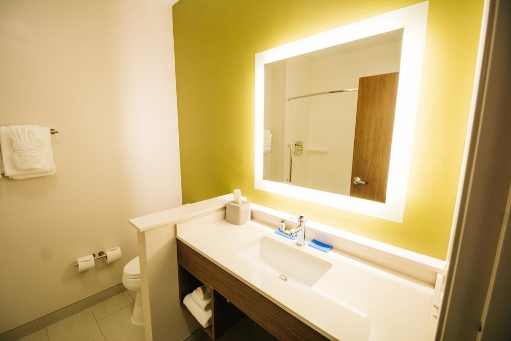 Holiday Inn Express & Suites Birmingham - Homewood by IHG photo 9