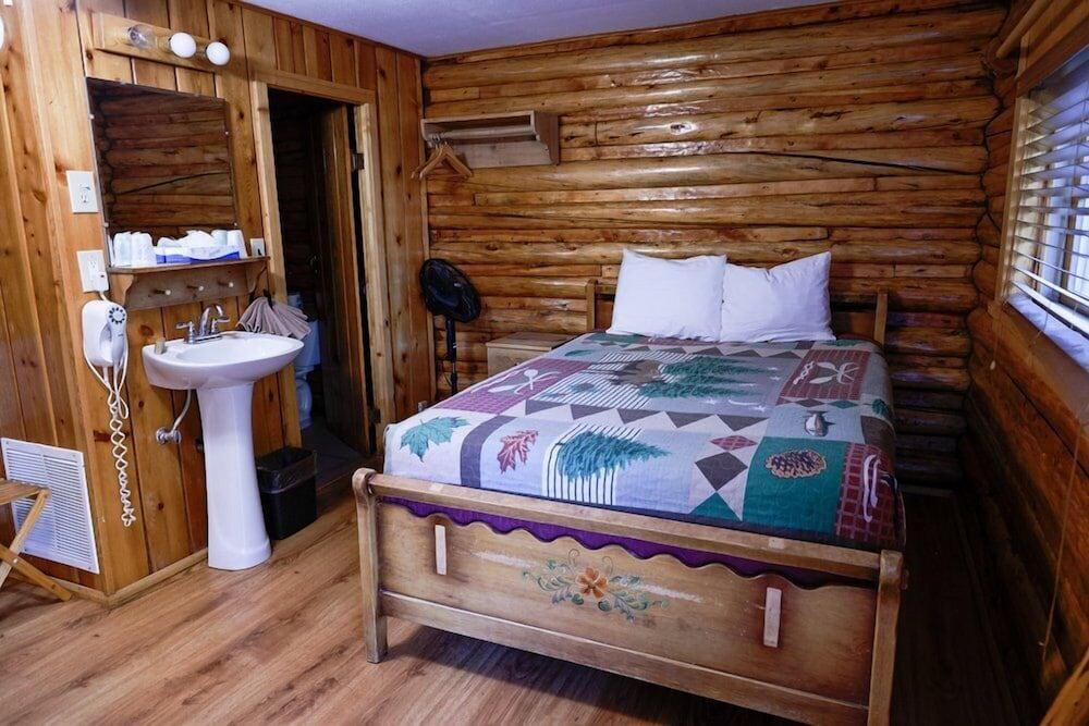 Twin Pines Lodge & Cabins photo 13