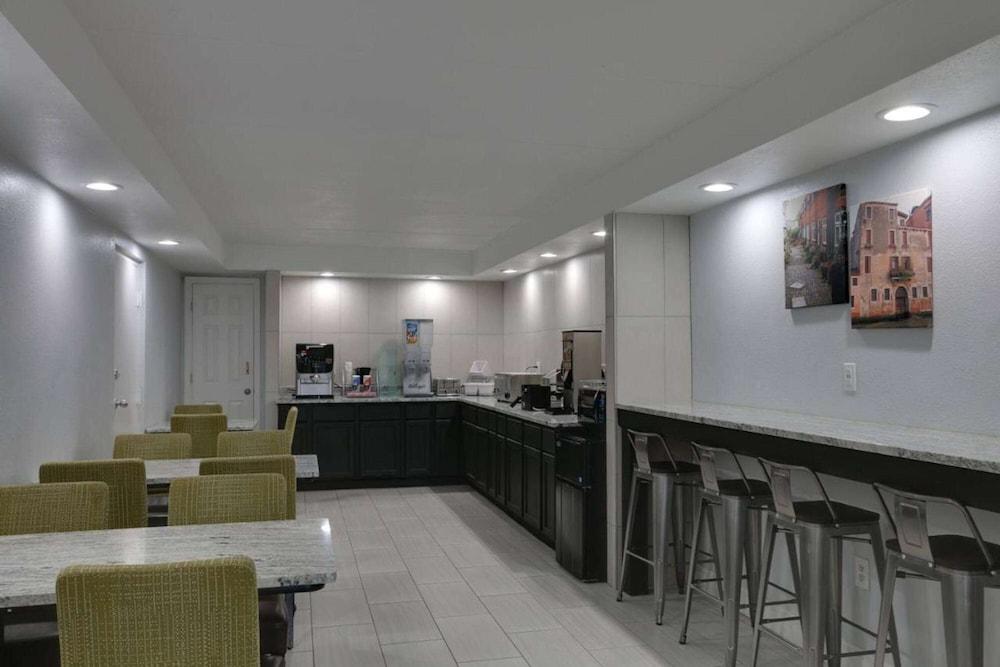 Baymont by Wyndham Ridgeland I-95 photo 26