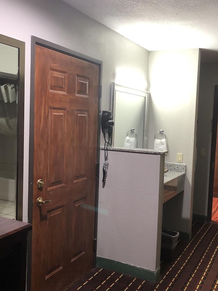Texas Inn & Suites photo 6