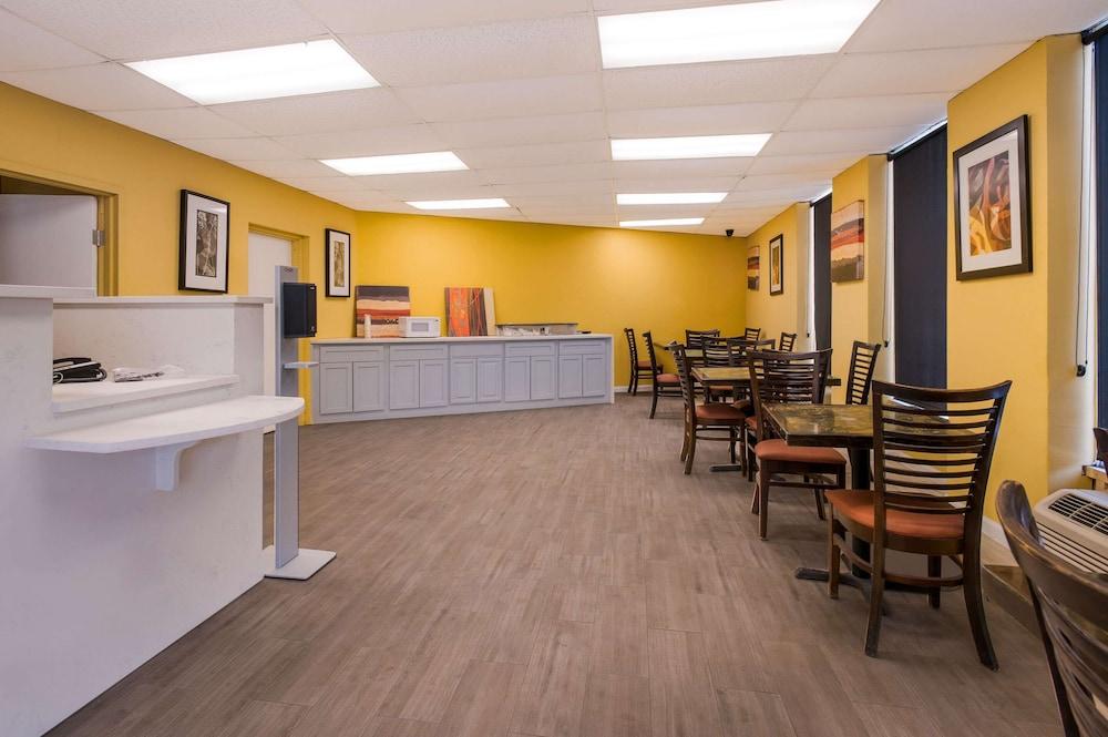 Econo Lodge Gretna - New Orleans photo 7