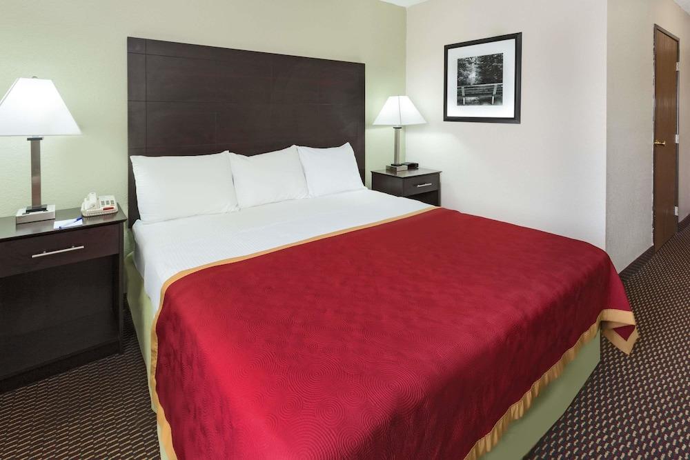 Baymont by Wyndham Beloit photo 36