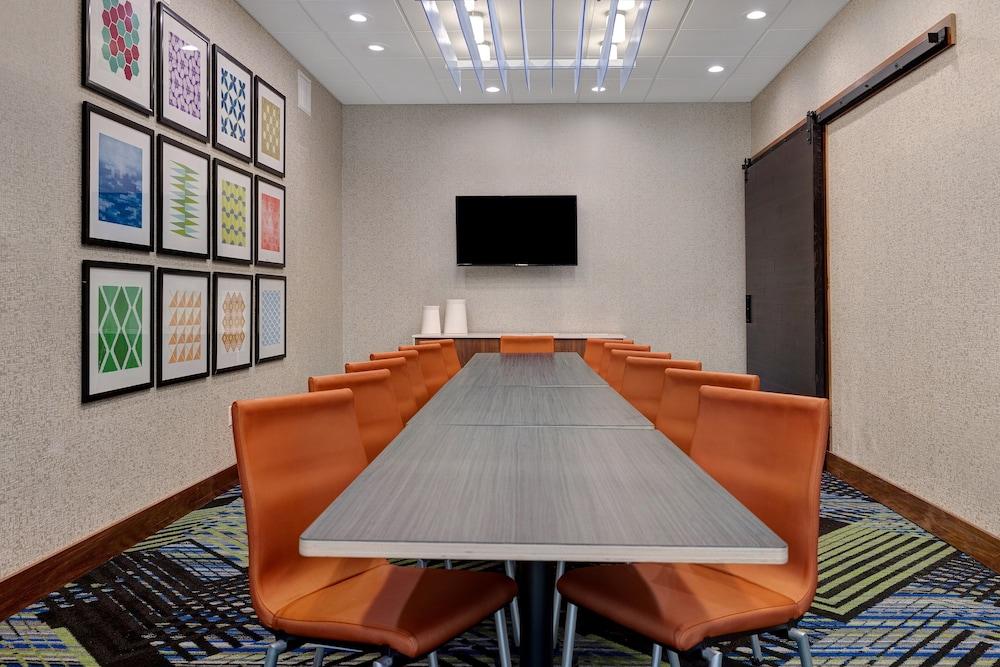 Holiday Inn Express & Suites Detroit Dearborn by IHG photo 69