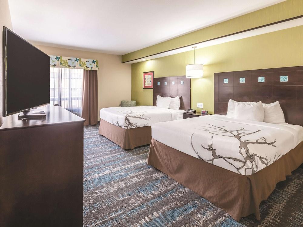 La Quinta Inn & Suites by Wyndham Dallas Grand Prairie South photo 6