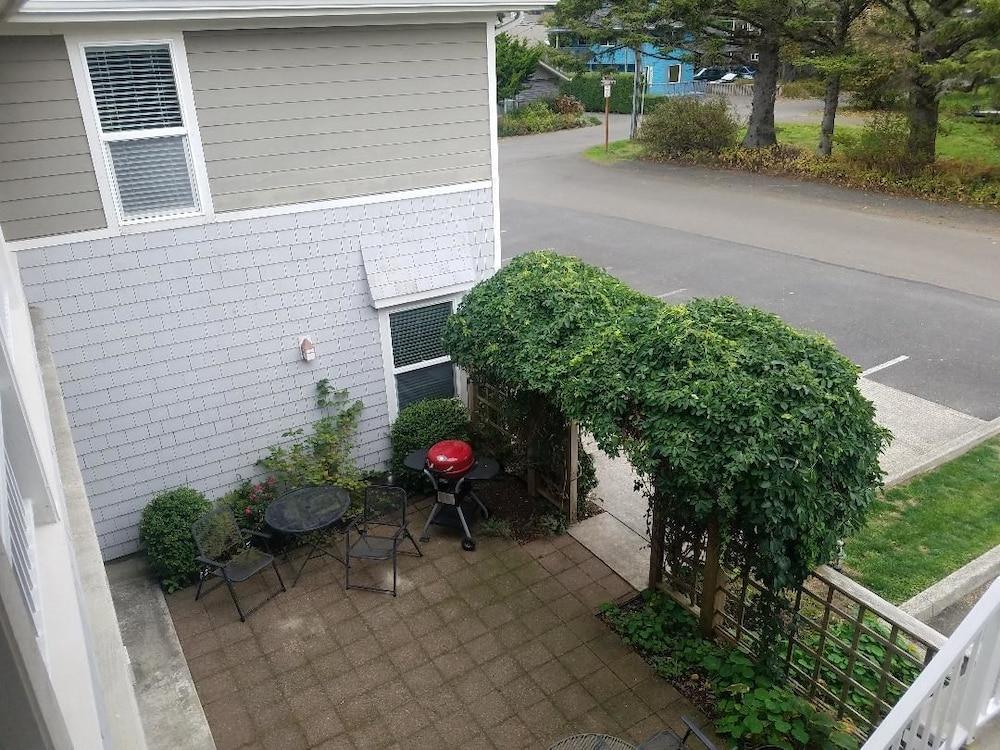 Sea Breeze Court photo 15
